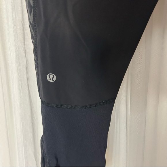 Lululemon Athletica Black Cropped Leggings with Geometric Design size 6 - Picture 5 of 5